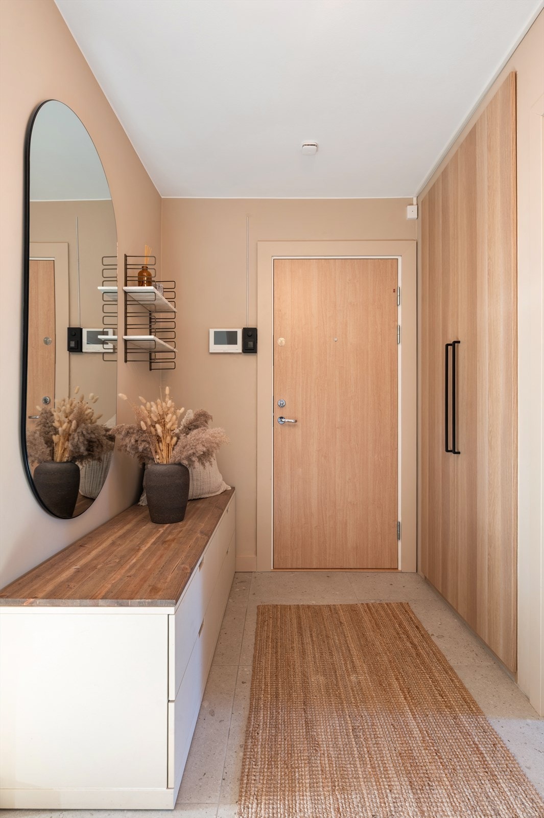 I entreen har du også Et romslig, plassbygd garderobeskap med god lagringsplass. Det er også plass til praktisk sittebenk. Borettslaget har nytt callinganlegg med kamerafunksjon. Galleribilde