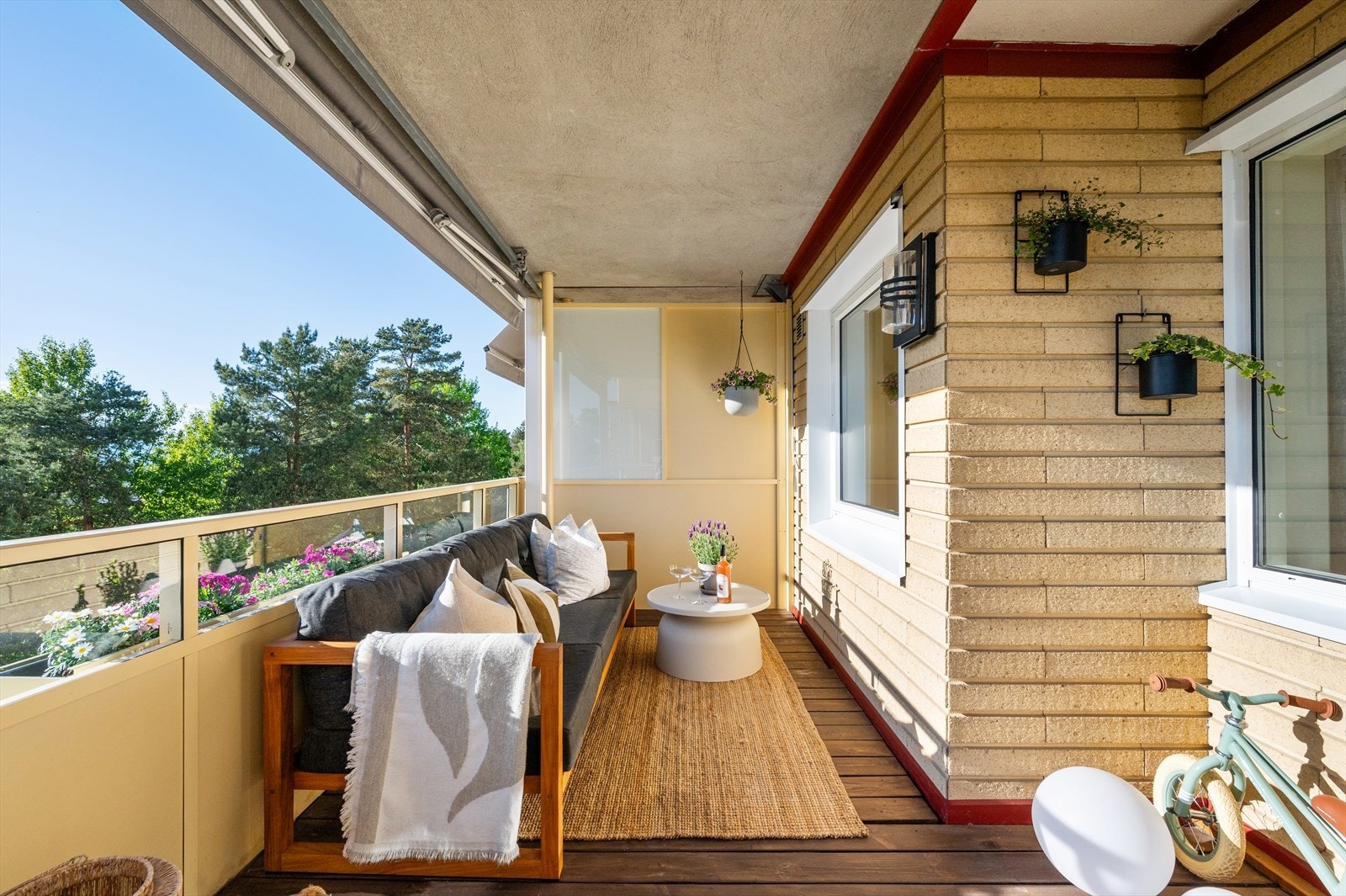 Balkongen er av god størrelse, med gode muligheter for større sittegrupper, grill og diverse øvrig møblement. Galleribilde