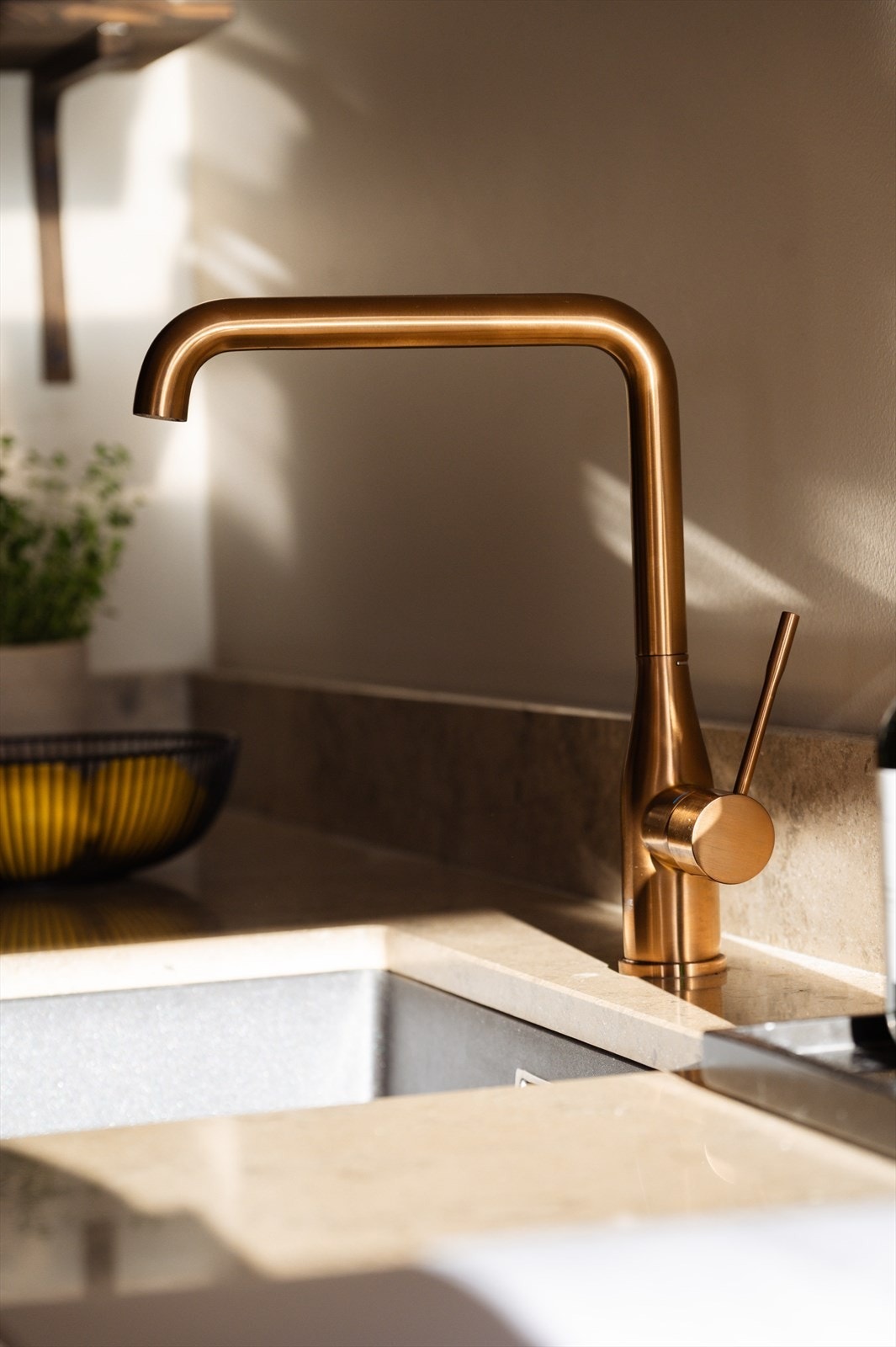 Kjøkkenarmatur av børstet rosegull fra Grohe gir en fin kontrast. Galleribilde