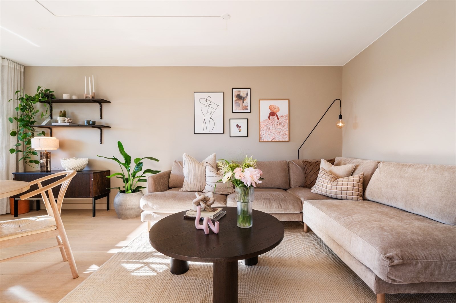 Stuen har enstavs eikeparkett på gulvet, og helsparklede vegger. Det er pipeløp i bygget, og dermed mulighet for montering av peis for ekstra varme og hygge. Galleribilde