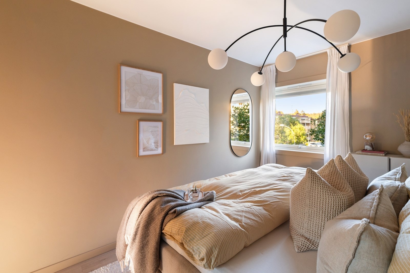 Begge rommene har lystette plisségardiner integrert i vindusrammen, slik at vinduet enkelt kan betjenes selv med gardinene nede. Vinduskarmen holdes dermed også ryddig. Galleribilde