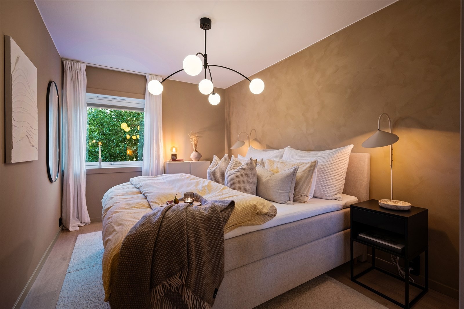 Boligen har to gode soverom, begge svale og behagelige med vinduer vendt ut mot skyggesiden på blokken. Galleribilde