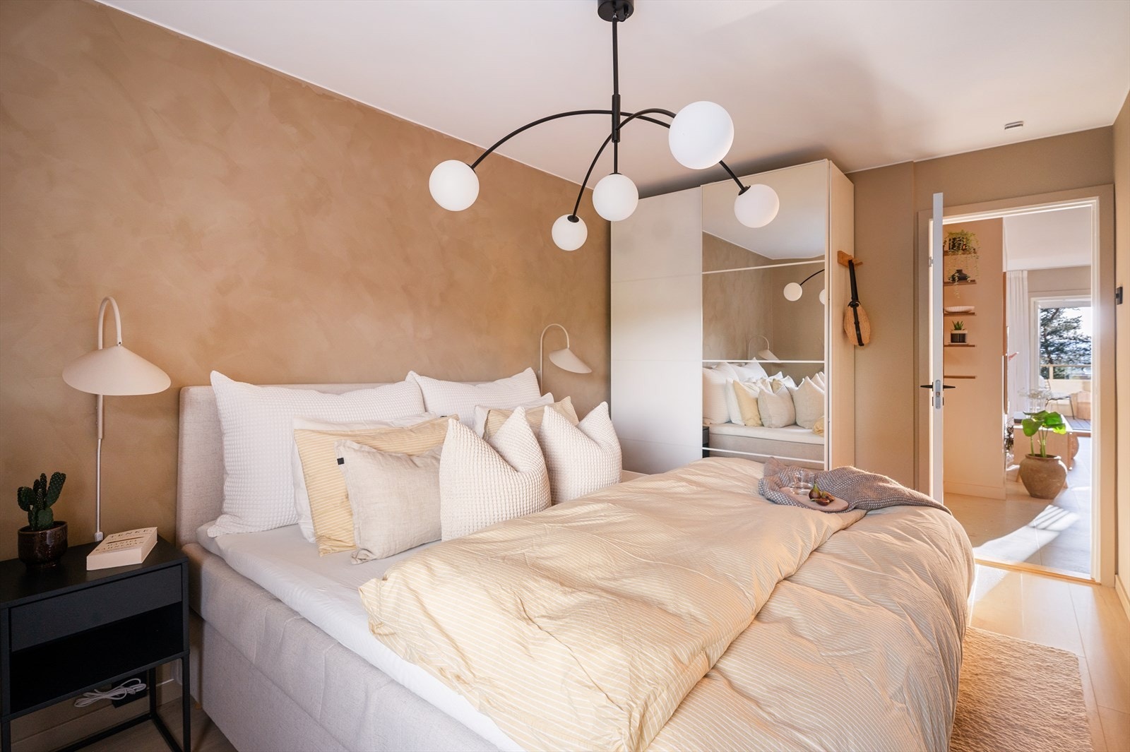 Hovedsoverommet har skyvedørsgarderobe, og samtidig godt med plass til både dobbeltseng og nattbord. Galleribilde