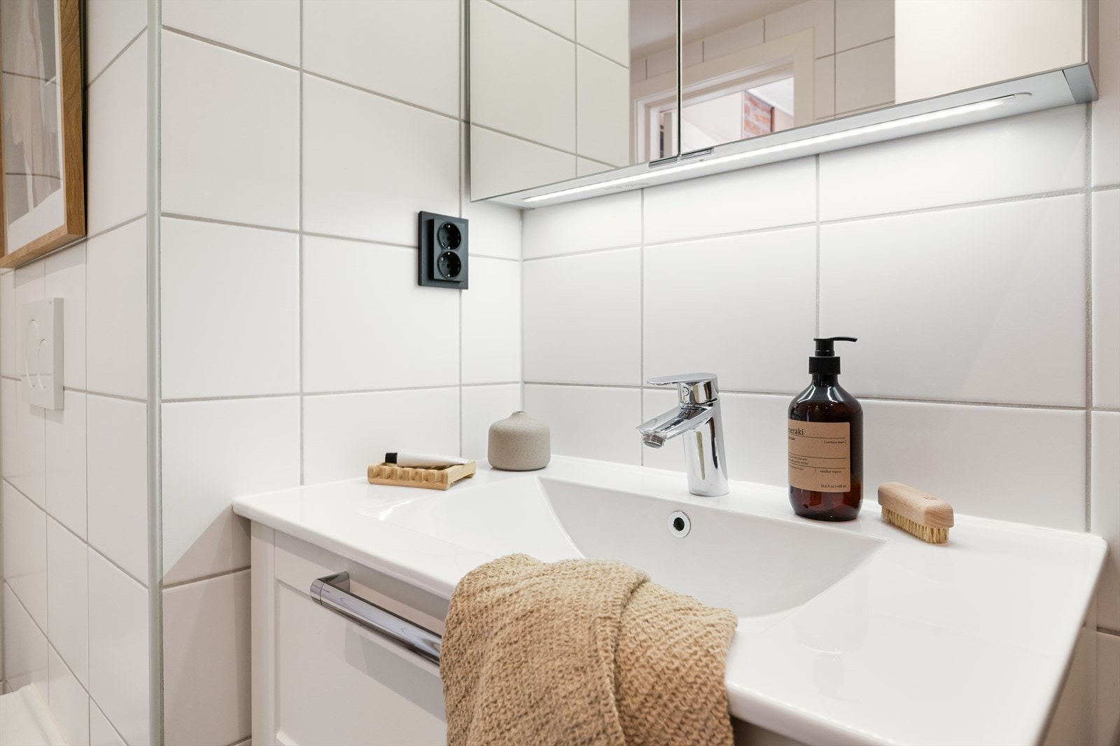 Det er varmekabler i gulvet, og flislagte overflater i tidløse farger. Her får du garantert en behagelig start på dagen! Galleribilde