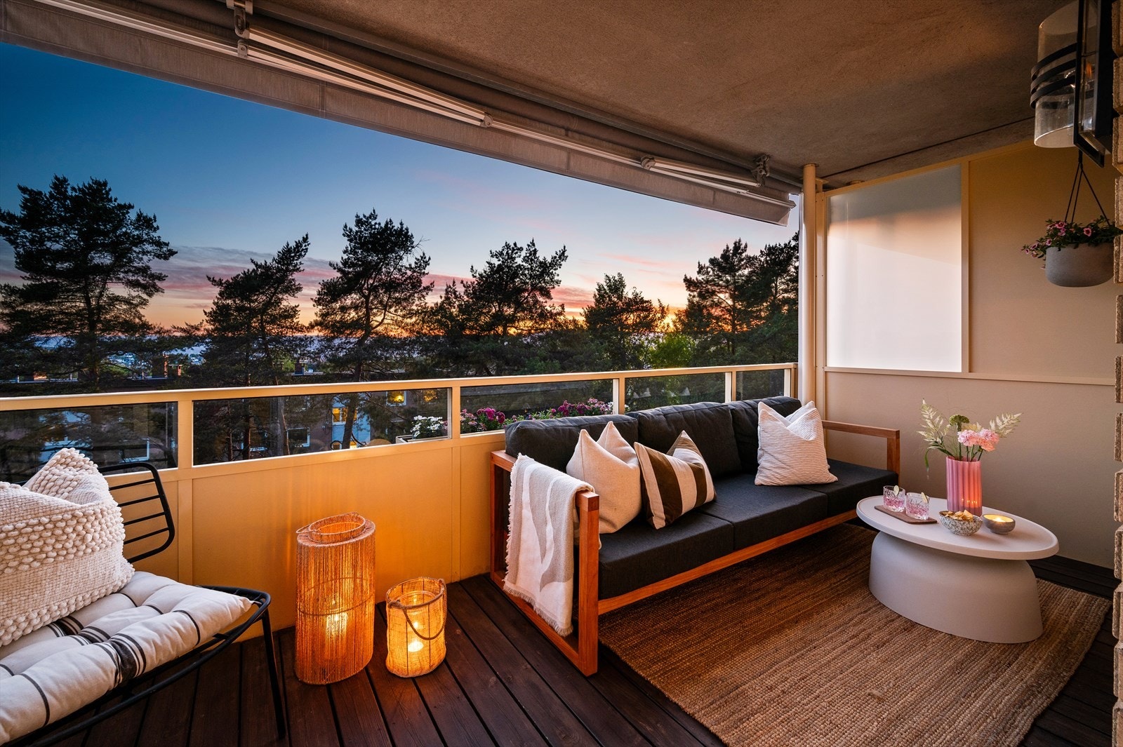 Balkongen har motorisert markise, og det ble byttet duk på denne i 2023. Galleribilde