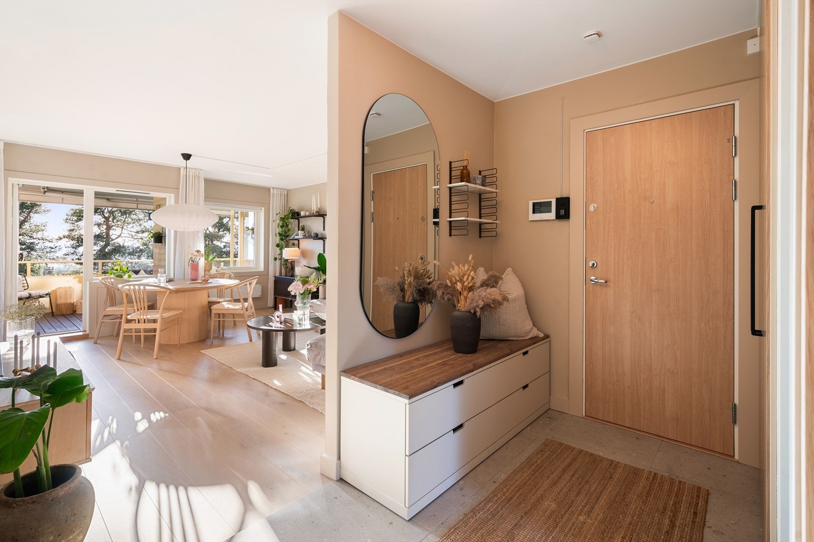 Entreen er nøye gjennomtenkt. Her er det lagt lekre fliser med gulvvarme, med smarttermostat som enkelt kan styres med mobiltelefon. Galleribilde