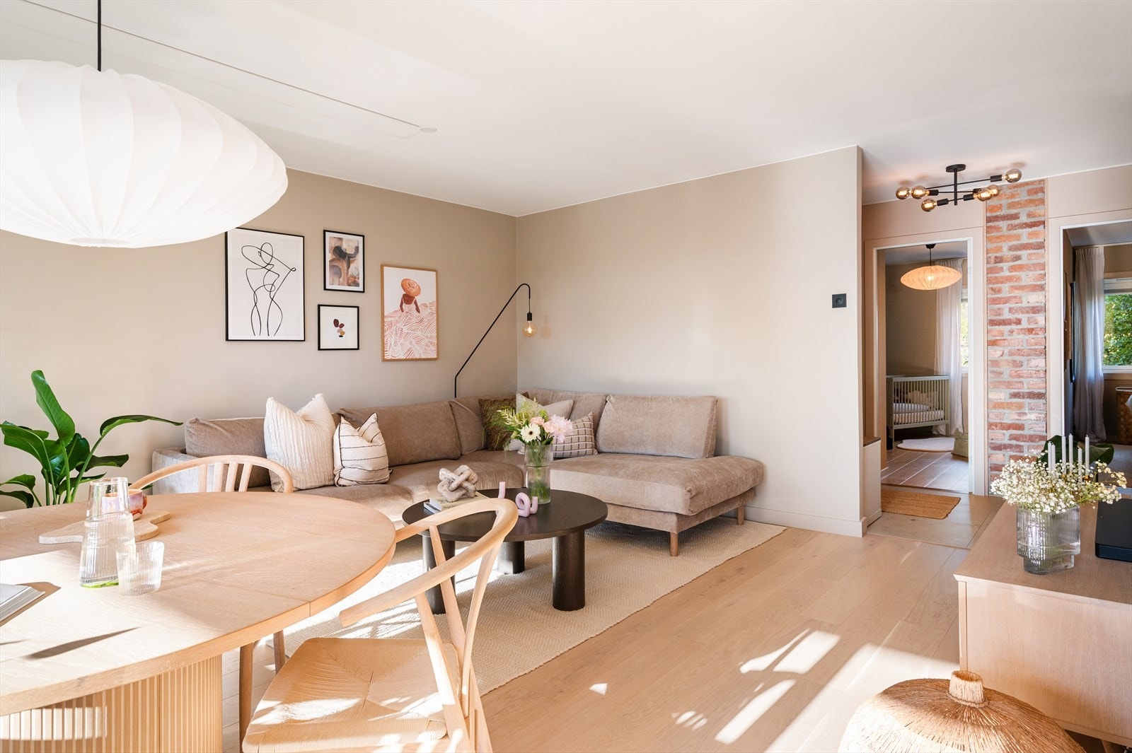 Boligen er utstyrt med flere Smarthus-funksjoner, som blant annet belysning som kan styres med mobiltelefon. Galleribilde