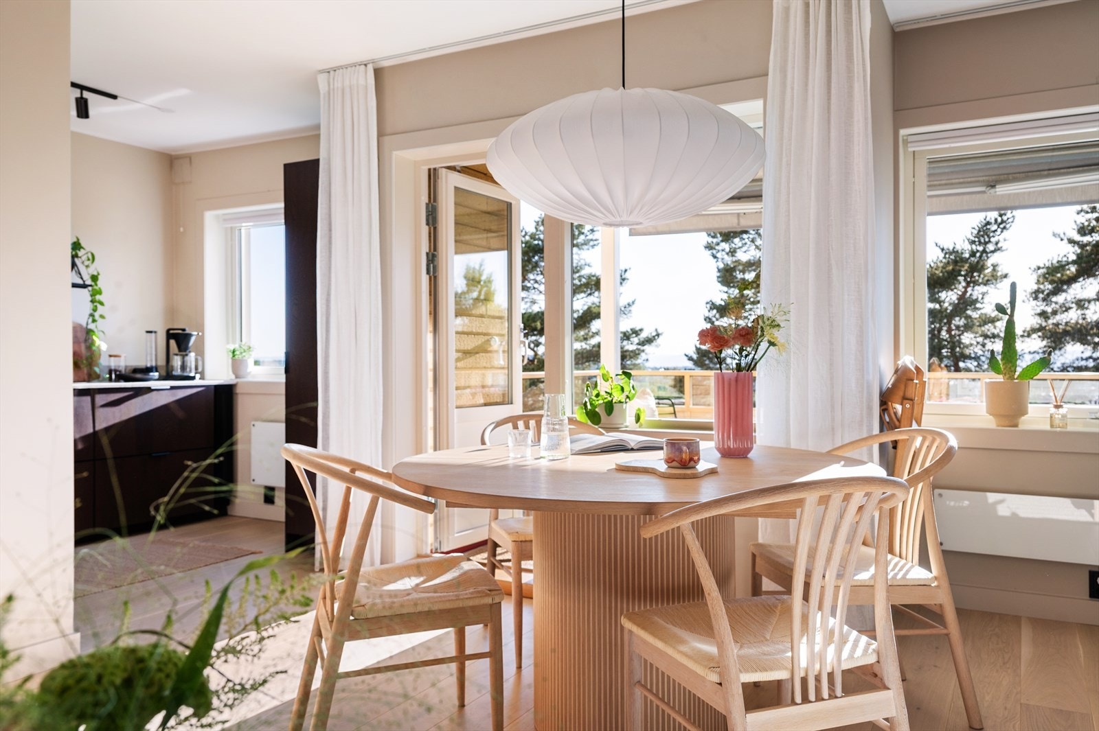 Stuen har en fin utforming, med store vindusflater som gir svært gode lysforhold. Galleribilde