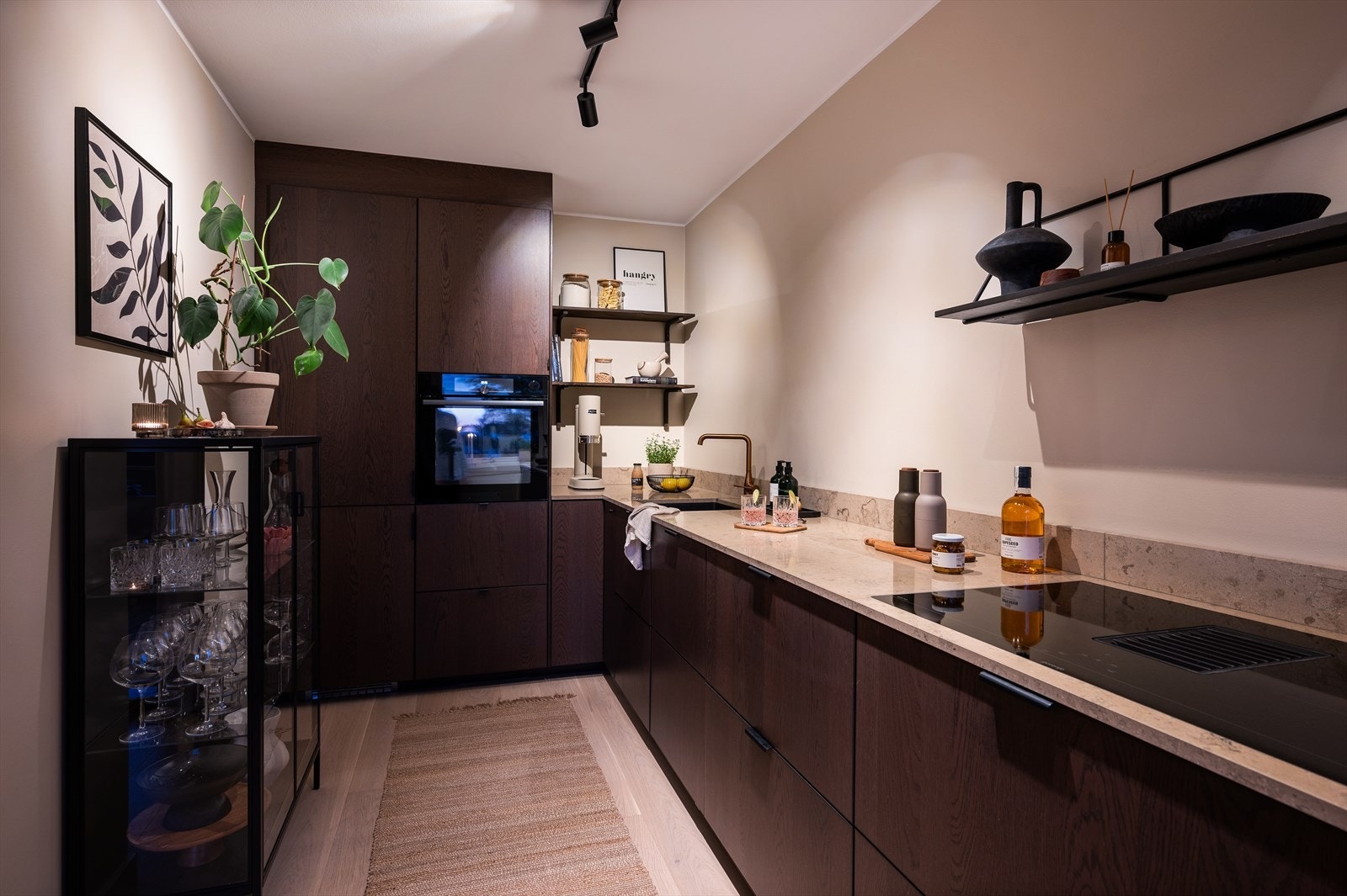 Pop-up stikkontakt skjult i benkeplate innerst i benkeplaten. Galleribilde