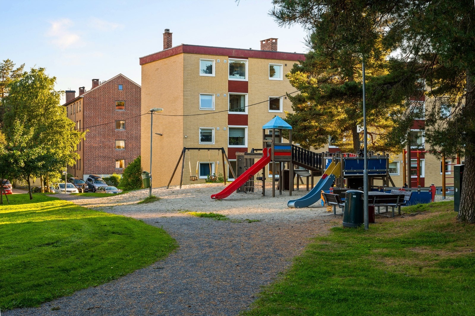 Borettslaget har populære lekeplasser mellom blokkene, godt skjermet for trafikk. Galleribilde