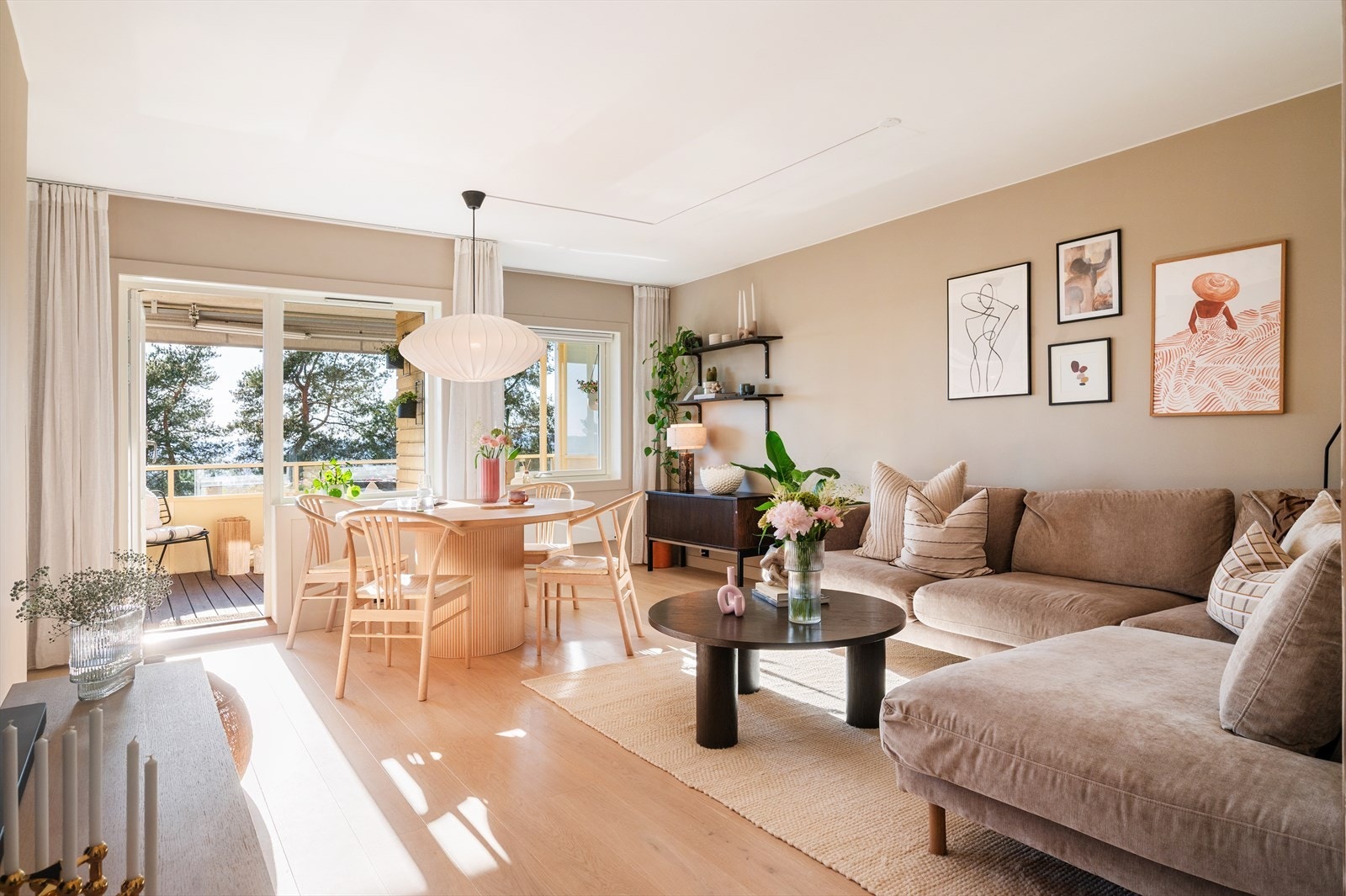 Boligen har en fin og luftig planløsning, med gode møbleringsmuligheter. Galleribilde