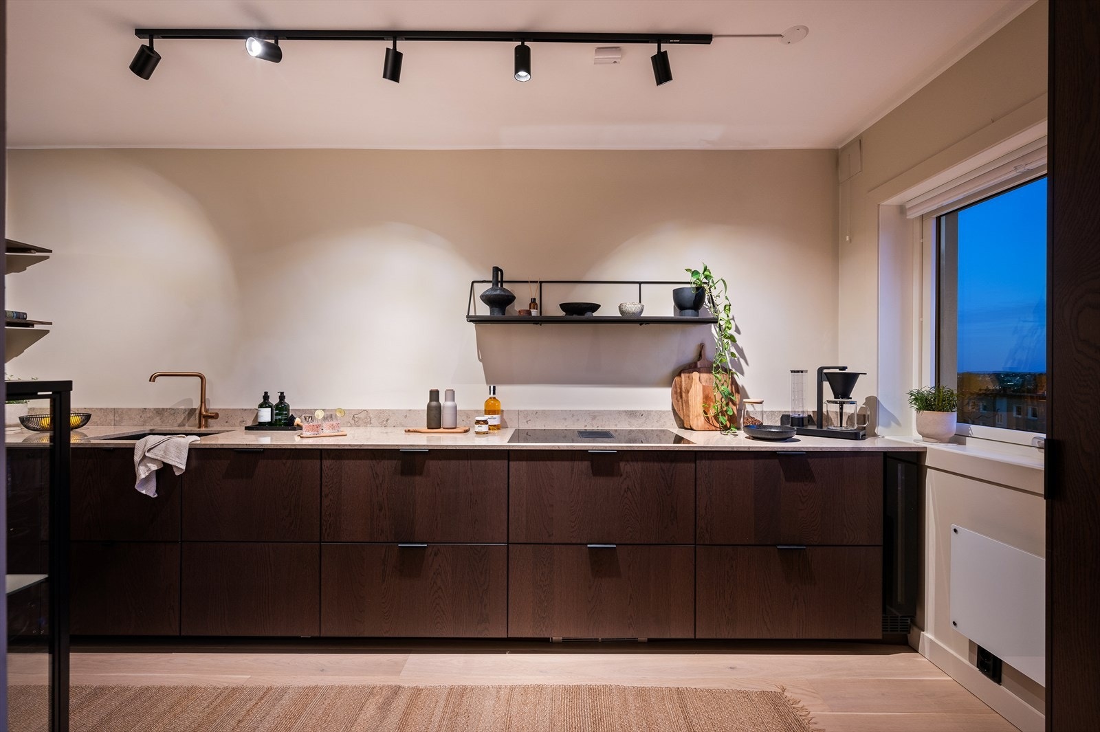 Innredningen har rikelig med både oppbevaringsmuligheter og arbeidsplass. Galleribilde