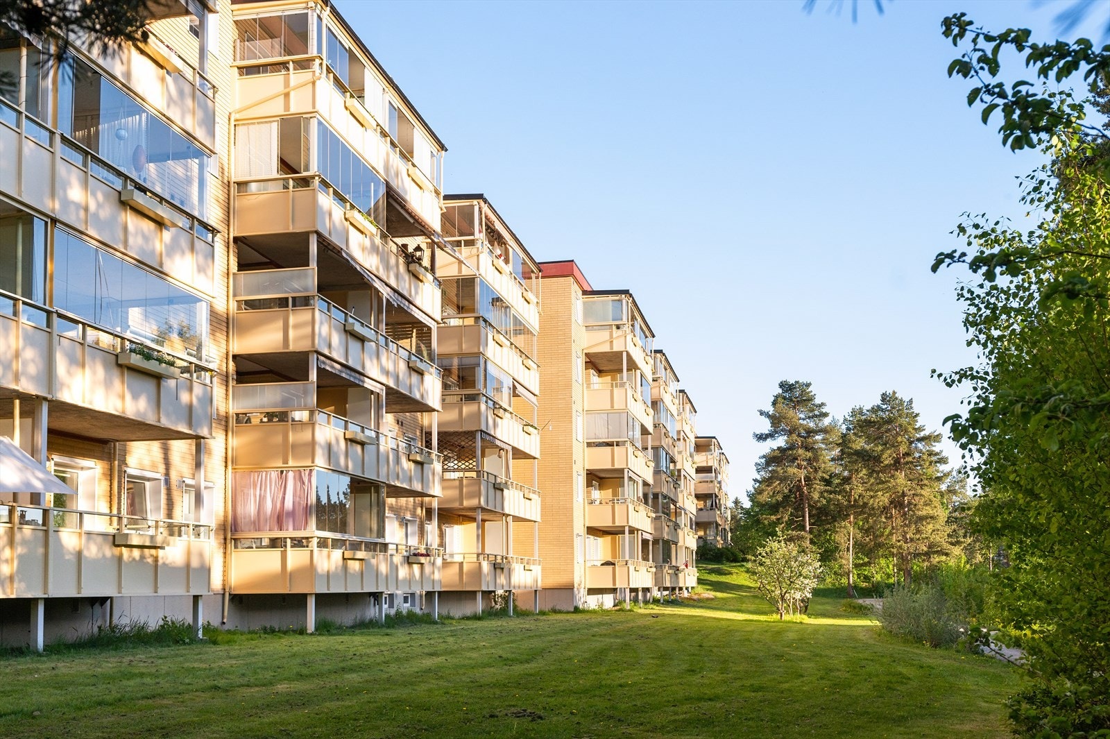 Boligen ligger i et attraktivt og veldrevet borettslag, med godt vedlikeholdt bygningsmasse og pene, velstelte fellesarealer. Galleribilde