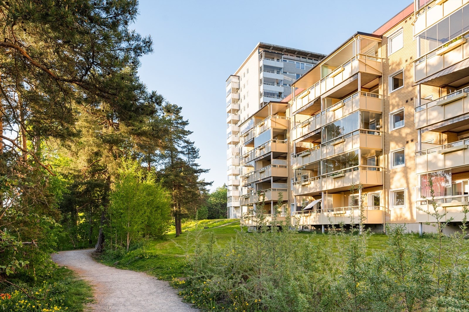 Her bor du skjermet til, men samtidig med kort gangavstand til både turmuligheter i Østmarka, flott idrettsanlegg på Trasop, flere nærbutikker og gode kollektivforbindelser. Galleribilde