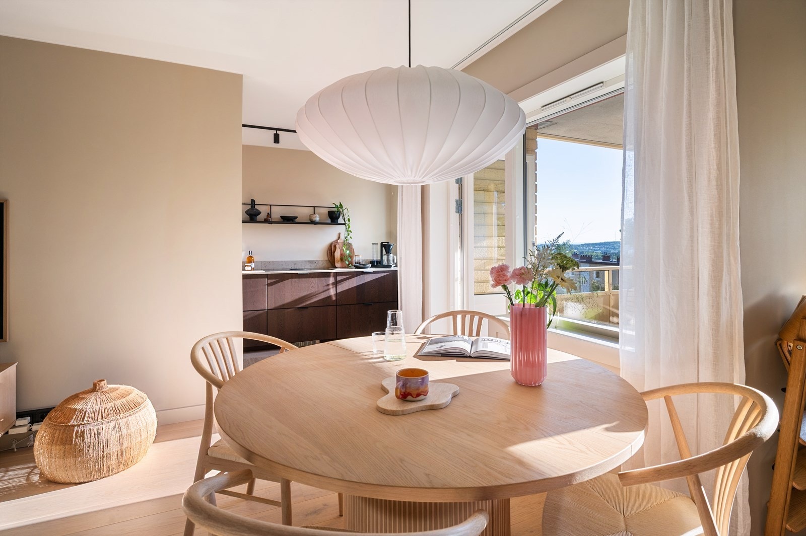 Kjøkkenet ligger praktisk til innenfor stuen, fint adskilt med likevel åpent og luftig. Galleribilde