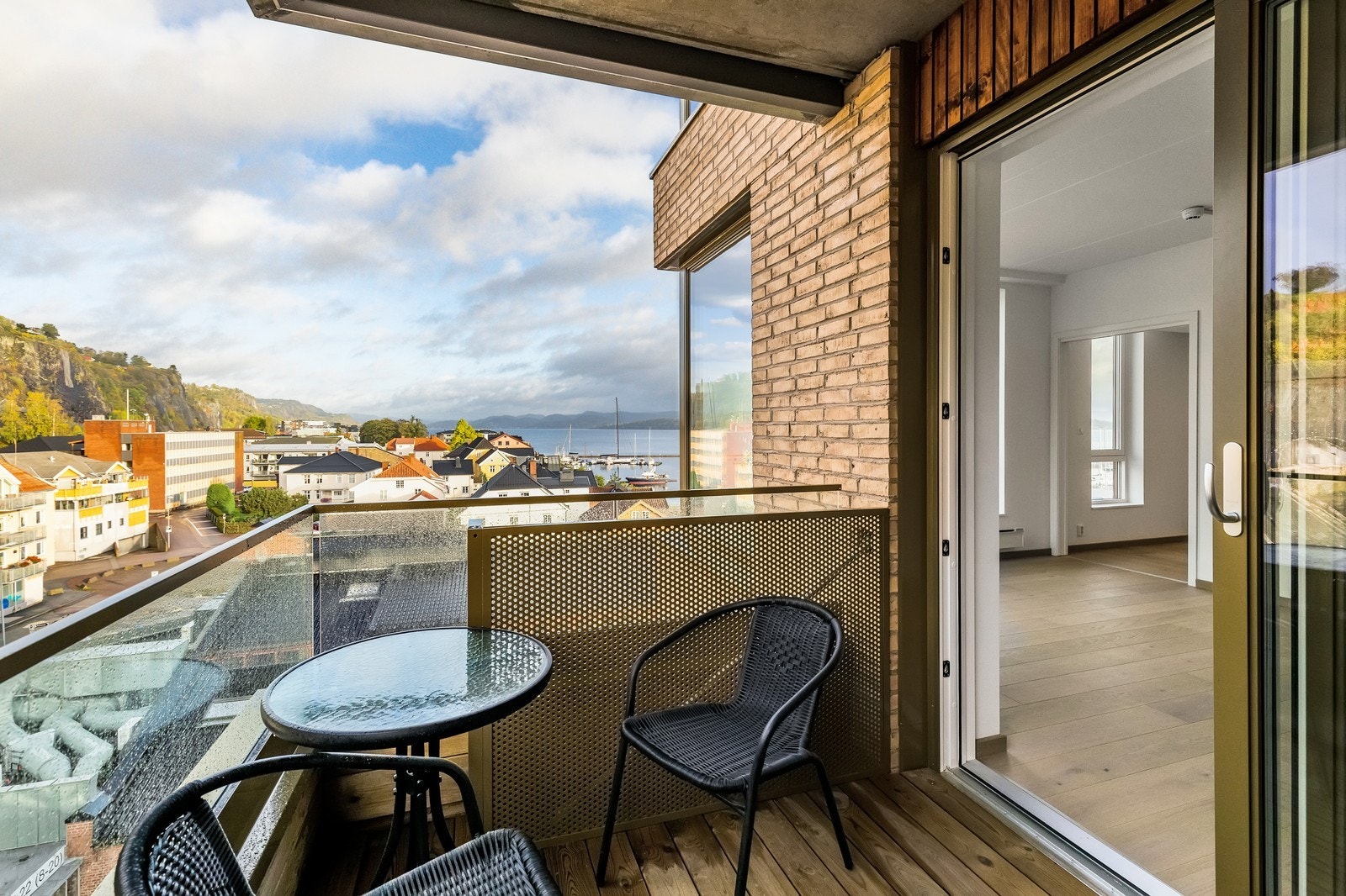 Balkong med ettermiddags- og kveldssol Galleribilde