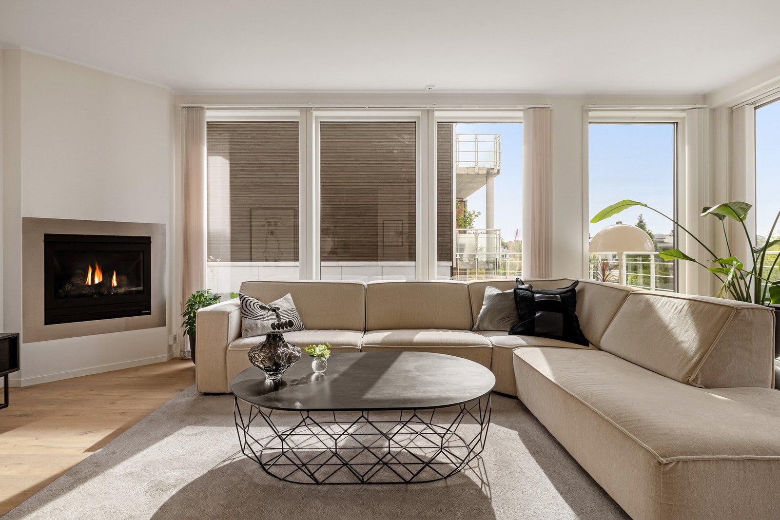 De store vindusflatene sørger for rikelig med naturlig lys og gir en flott utsikt mot de grønne uteområdene. Galleribilde