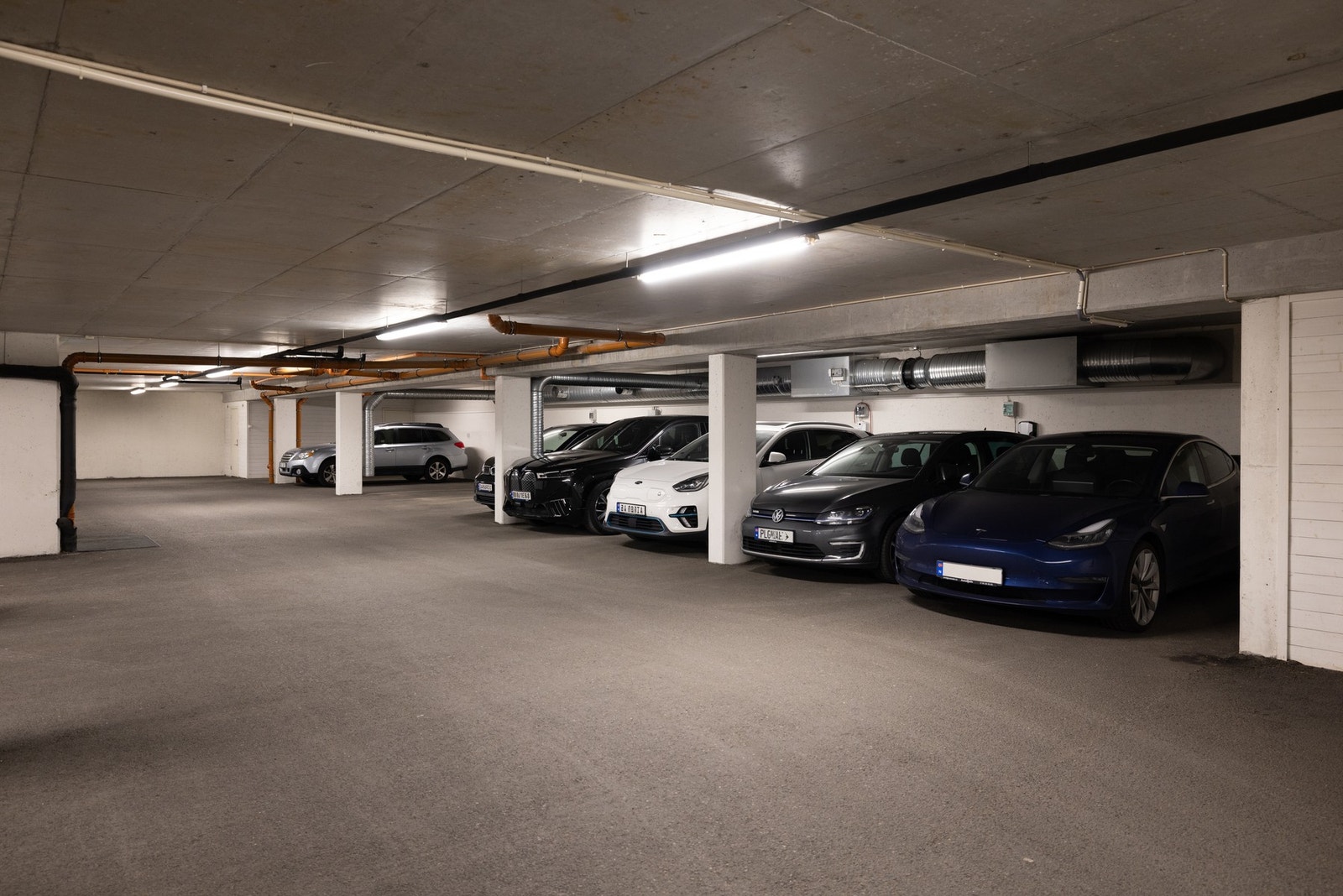 Plassene er begge markert med nr. 11. Boden ligger rett ved siden av garasjeplassen. Galleribilde