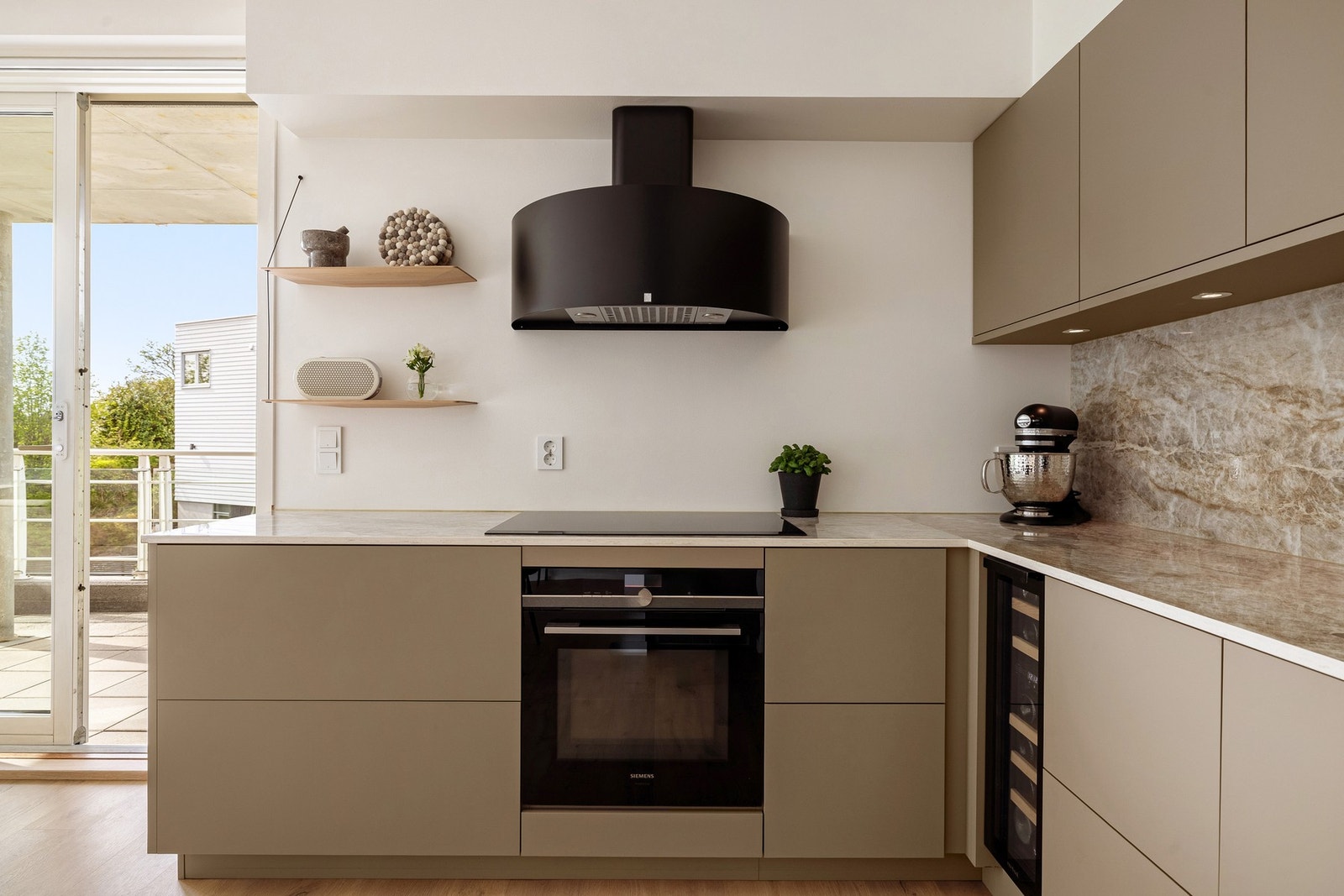 Av integrerte hvitevarer følger vinskap, stekeovn, platetopp, oppvaskmaskin, micro og kjøleskap. Galleribilde