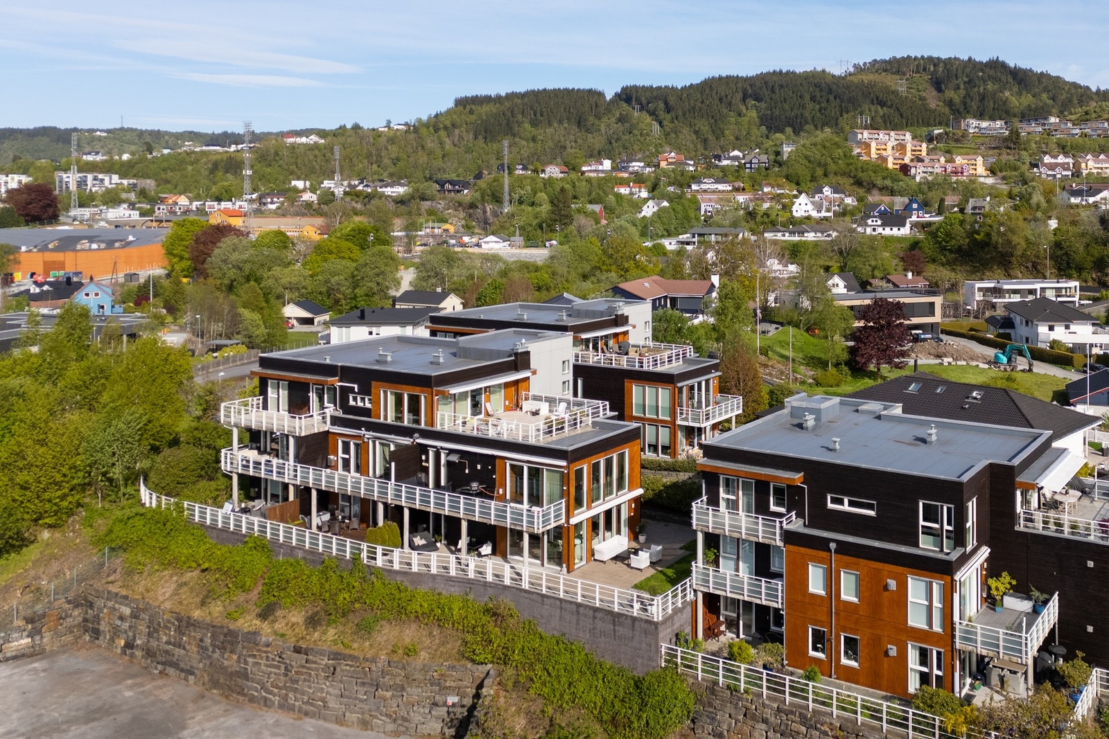 Leiligheten ligger i et svært attraktivt område, høyt og tilbaketrukket med flotte opparbeidede uteområder. Galleribilde