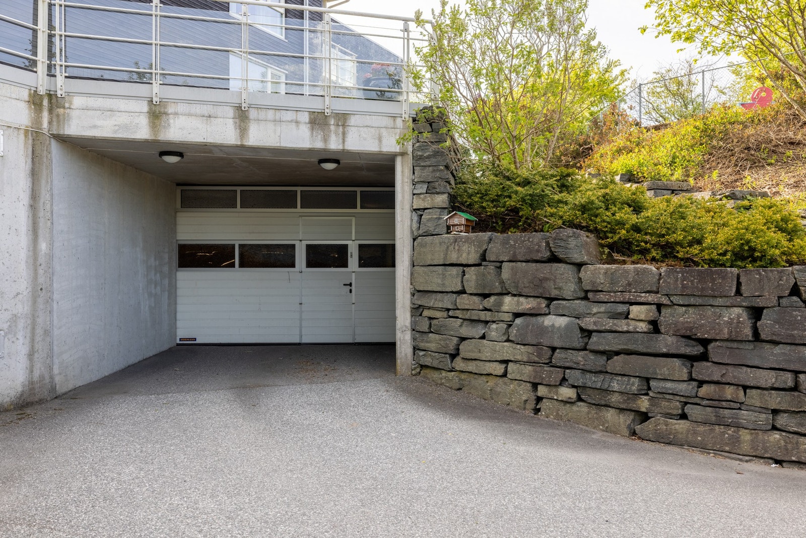 Med leiligheten følger 2 stk parkeringsplasser i lukket garasjeanlegg. Galleribilde