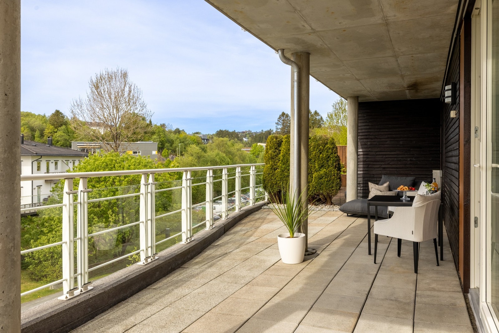 Deler av uteområdet er skjermet under tak slik at det kan benyttes på varme, men regnfulle dager. Galleribilde