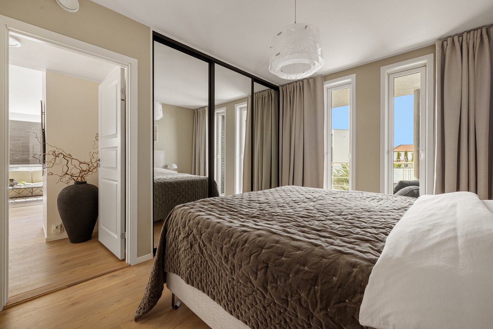 Hovedsoverommet byr på god plass til dobbeltseng og har en stor skyvedørsgarderobe som gir praktisk oppbevaring. Galleribilde