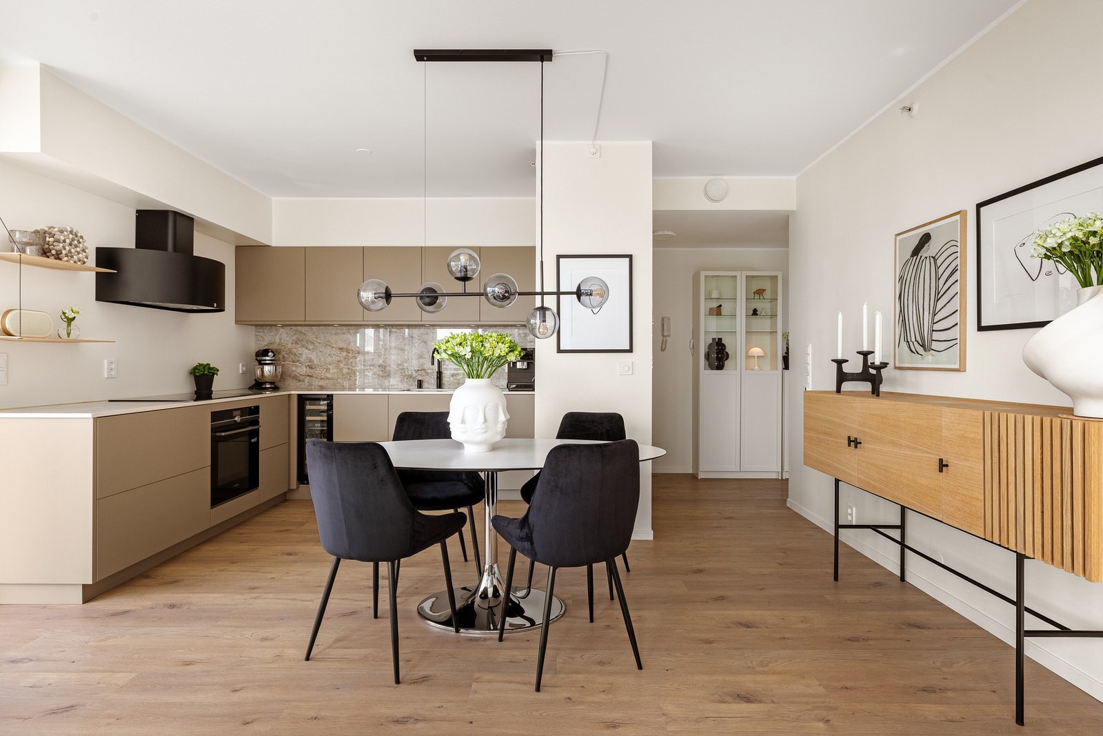 Leiligheten har et nytt, ekslusivt kjøkken og en flott eikeparkett i alle tørre rom. Galleribilde