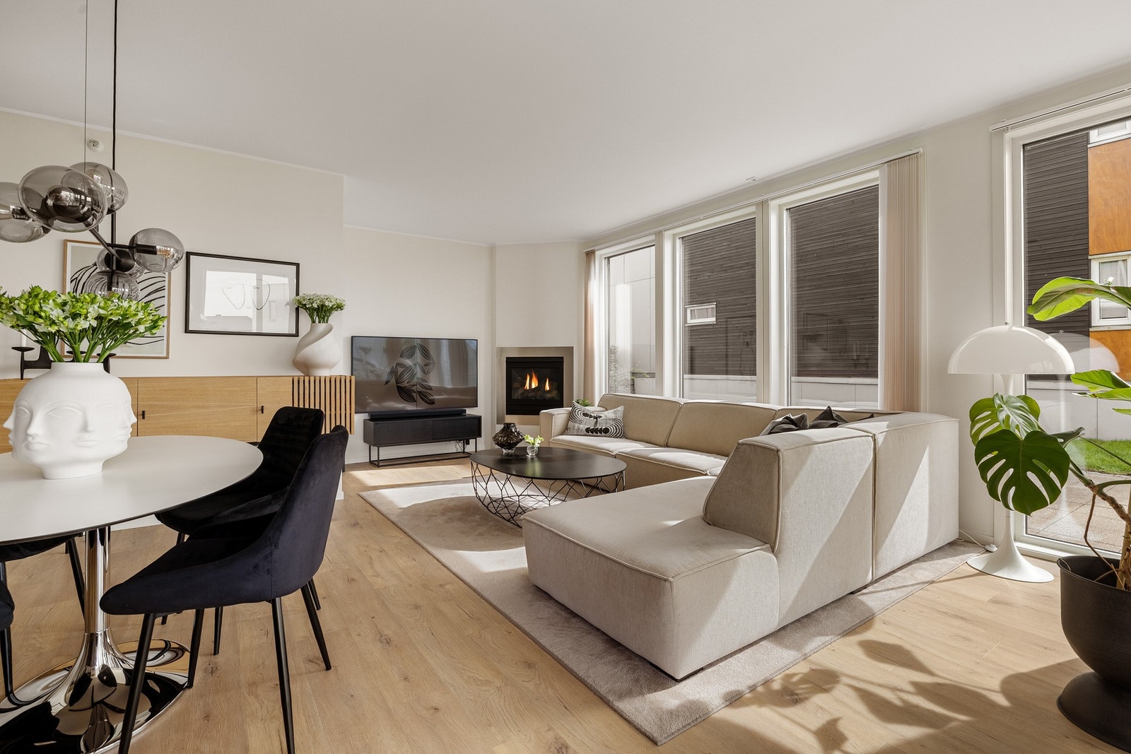 Stuen er romslig og gir muligheter for å innrede i ulike soner. Galleribilde