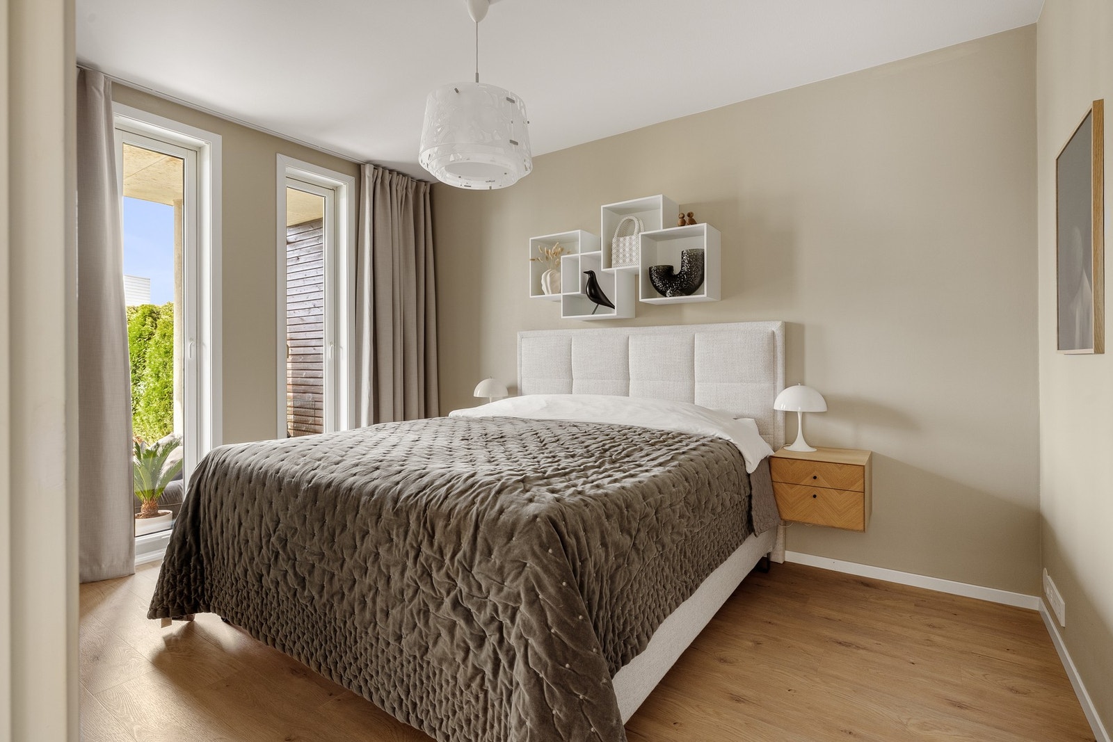 Leiligheten har to soverom av god størrelse, begge tilbaketrukket og med lite innsyn - ideelt for en god natts søvn. Galleribilde