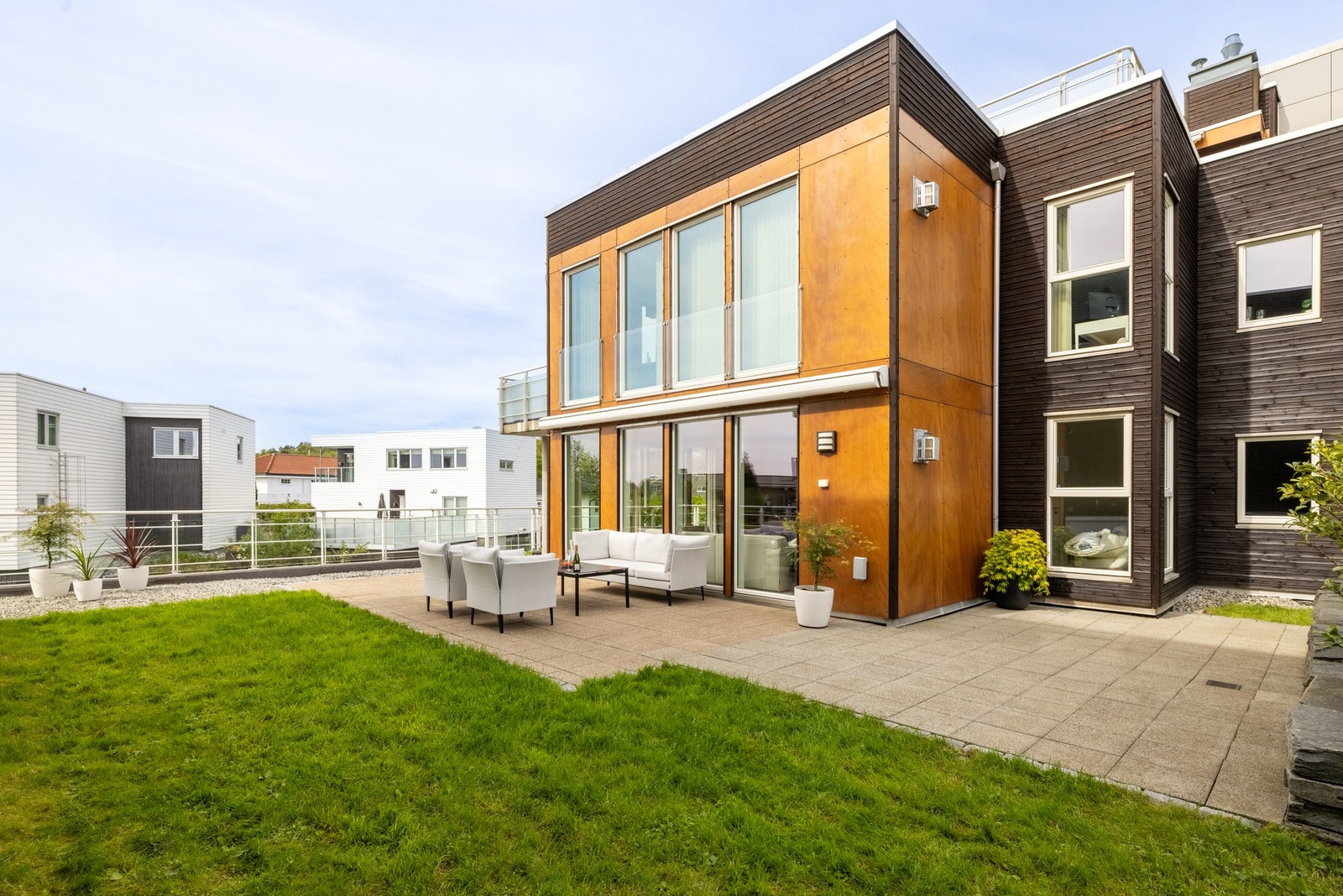 Fra stuen har du direkte utgang til en privat og solrikt uteområde på hele 95 kvm. Galleribilde