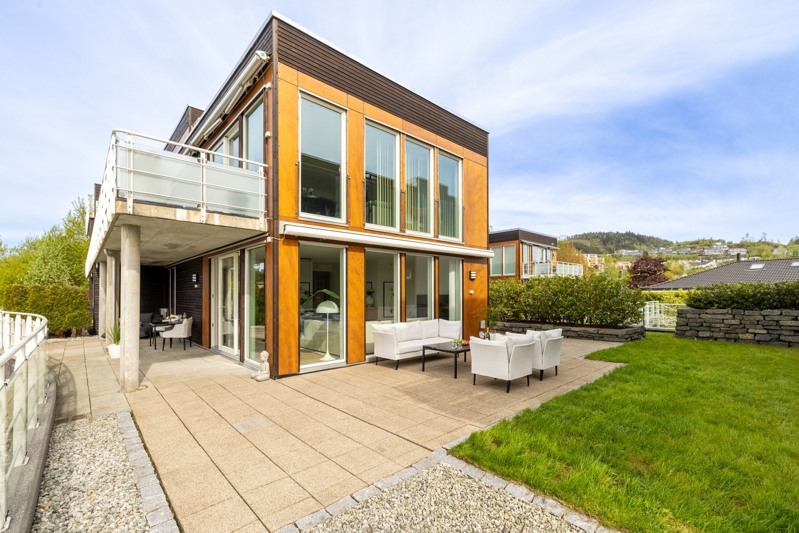 Her får du både hage og terrassedekke - God plass til hele familien! Galleribilde