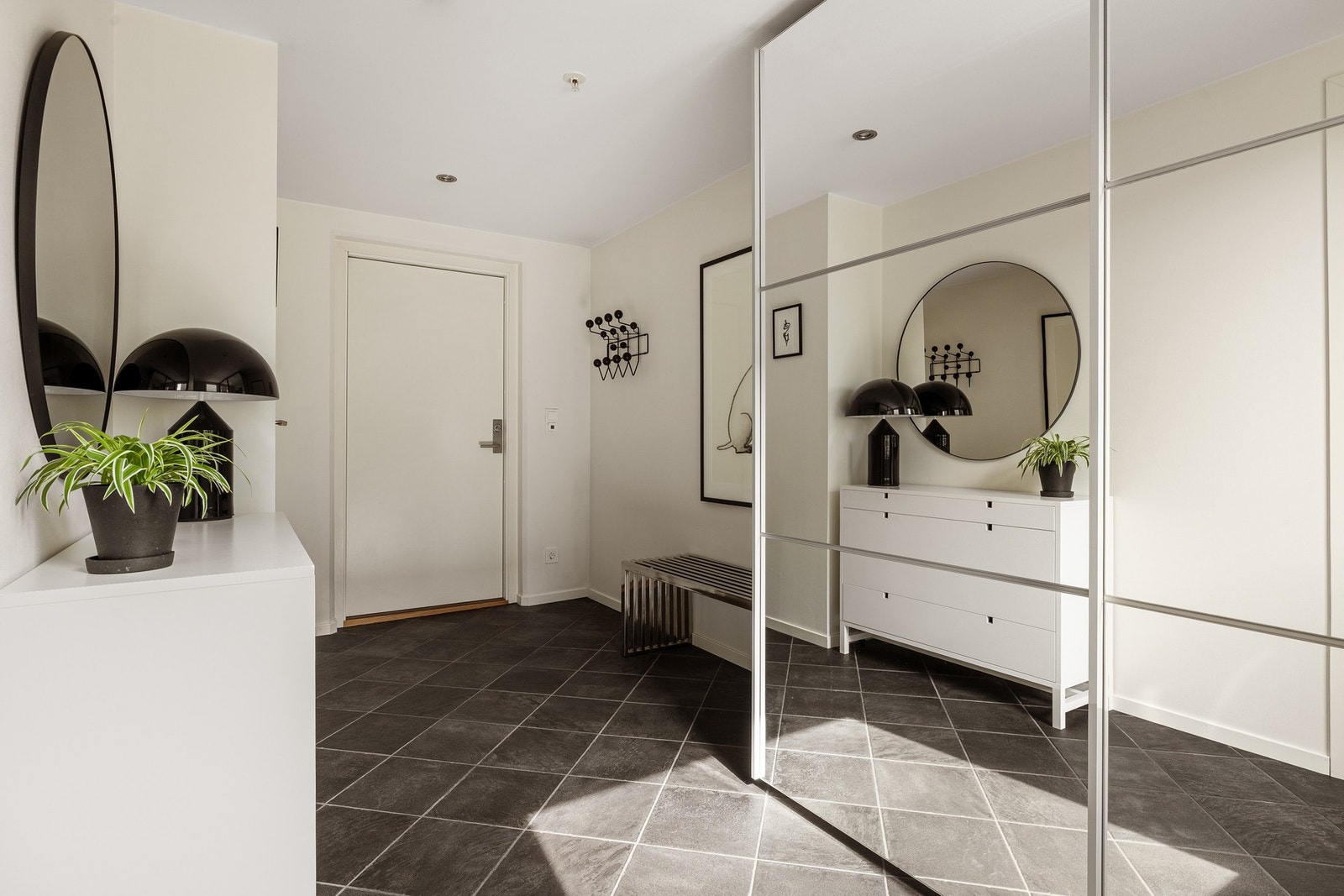 Den romslige entreen er fliselagt og innredet med en stor skyvedørsgarderobe. Galleribilde