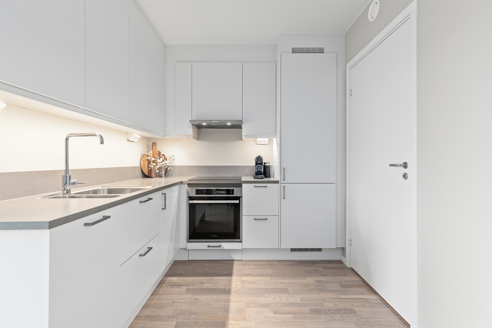 Her er det godt med skap- og benkeplass! Galleribilde