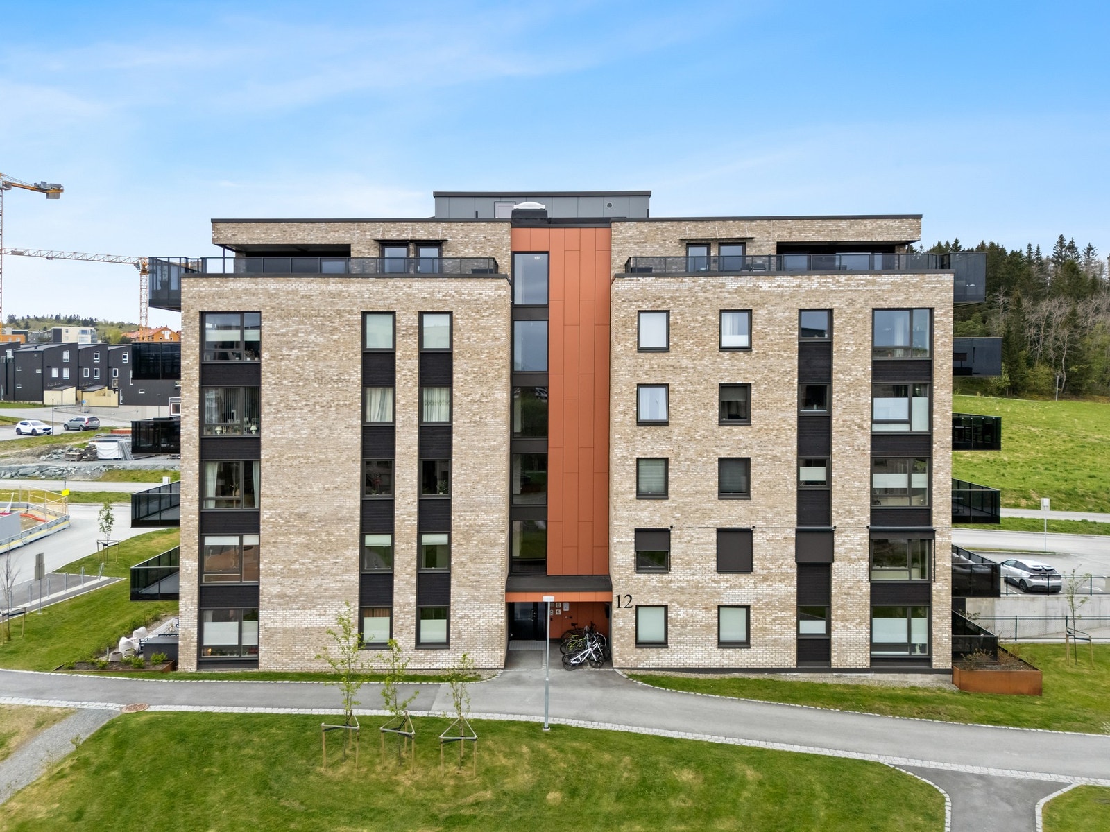 Området passer perfekt for deg som ønsker å bo sentralt med nærhet til idrettsanlegg, lekeplasser, fine turområder og øvrige rekreasjonstilbud. Galleribilde