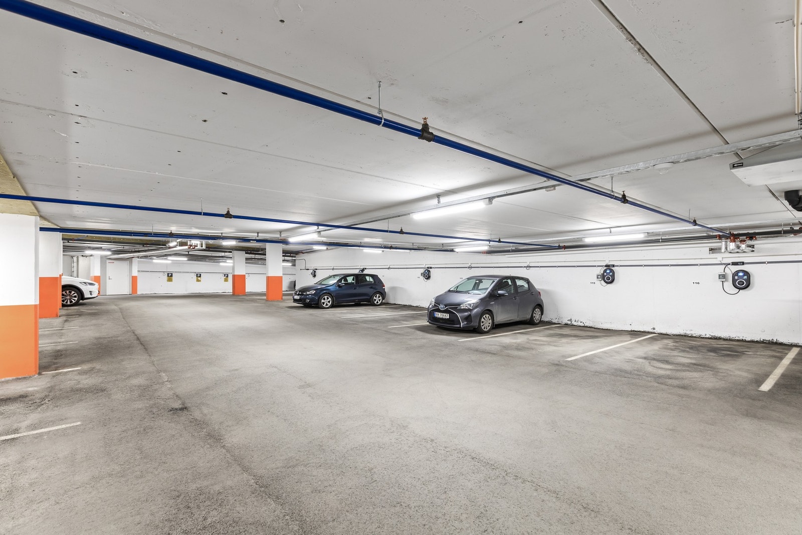 Leiligheten disponerer fast parkeringsplass i felles p-kjeller med el-bil lader. Her er det også sykkelparkering og bod. Galleribilde