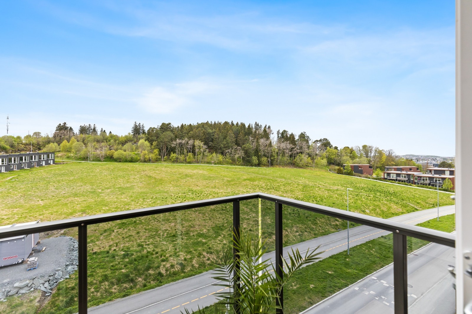 Leiligheten har svært gode solforhold, med spesielt fin kveldssol. Galleribilde