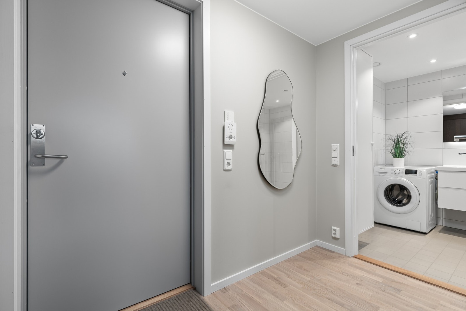 Romslig entre med god plass til yttertøy og sko Galleribilde