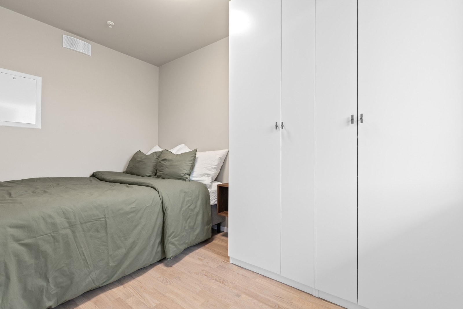 Hovedsoverommet er på 7,5 kvm og har god plass til både seng og garderobeskap. Galleribilde