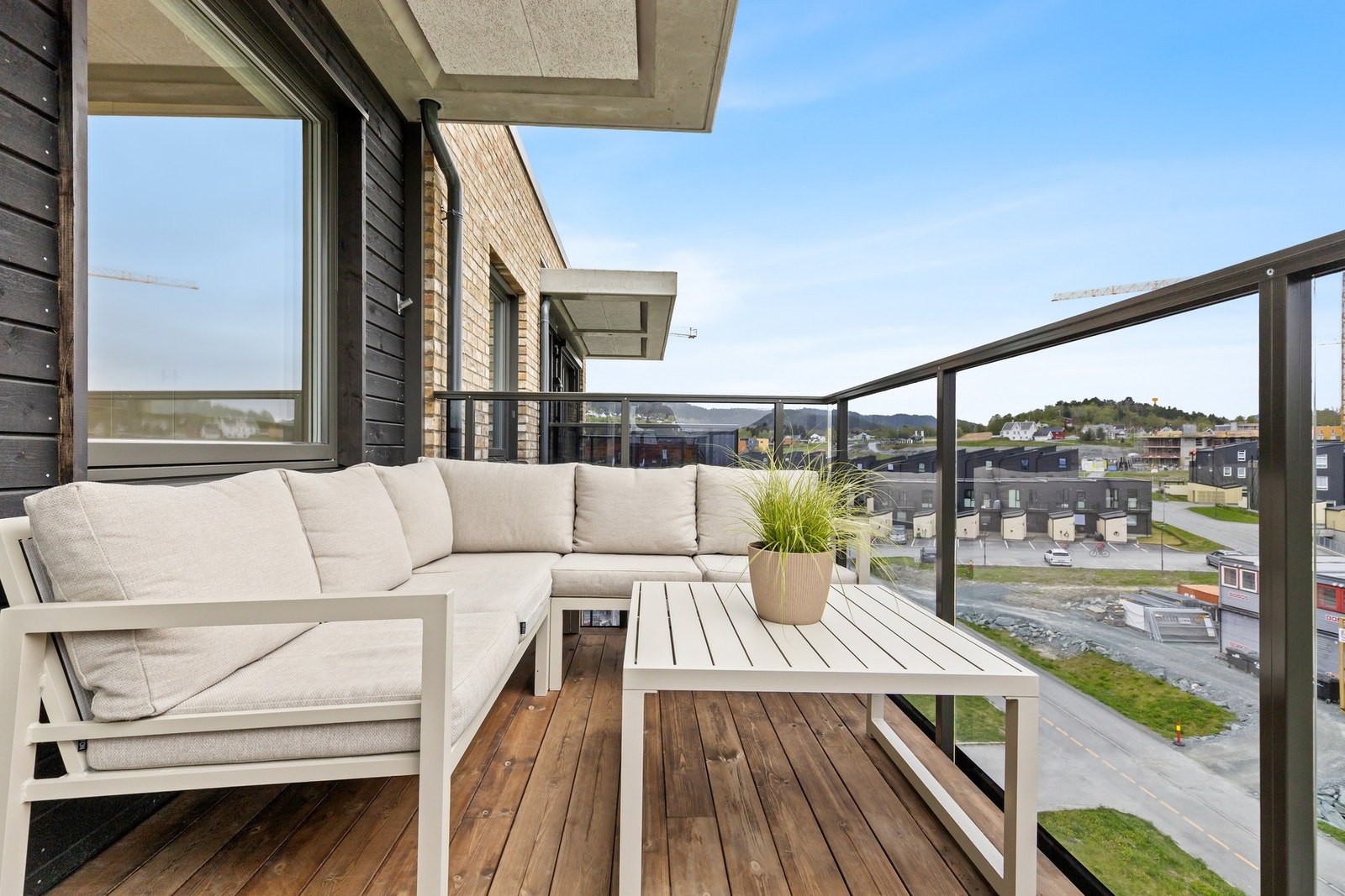 Her har du god plass til møbler og grill! Galleribilde