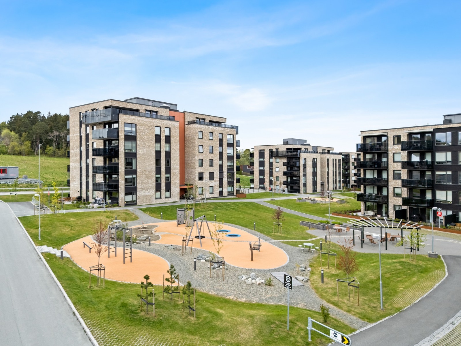 Sameiet har velstelte grøntarealer, og blant fasilitetene finner du blant annet et drivhus som beboerne fritt kan benytte. Galleribilde