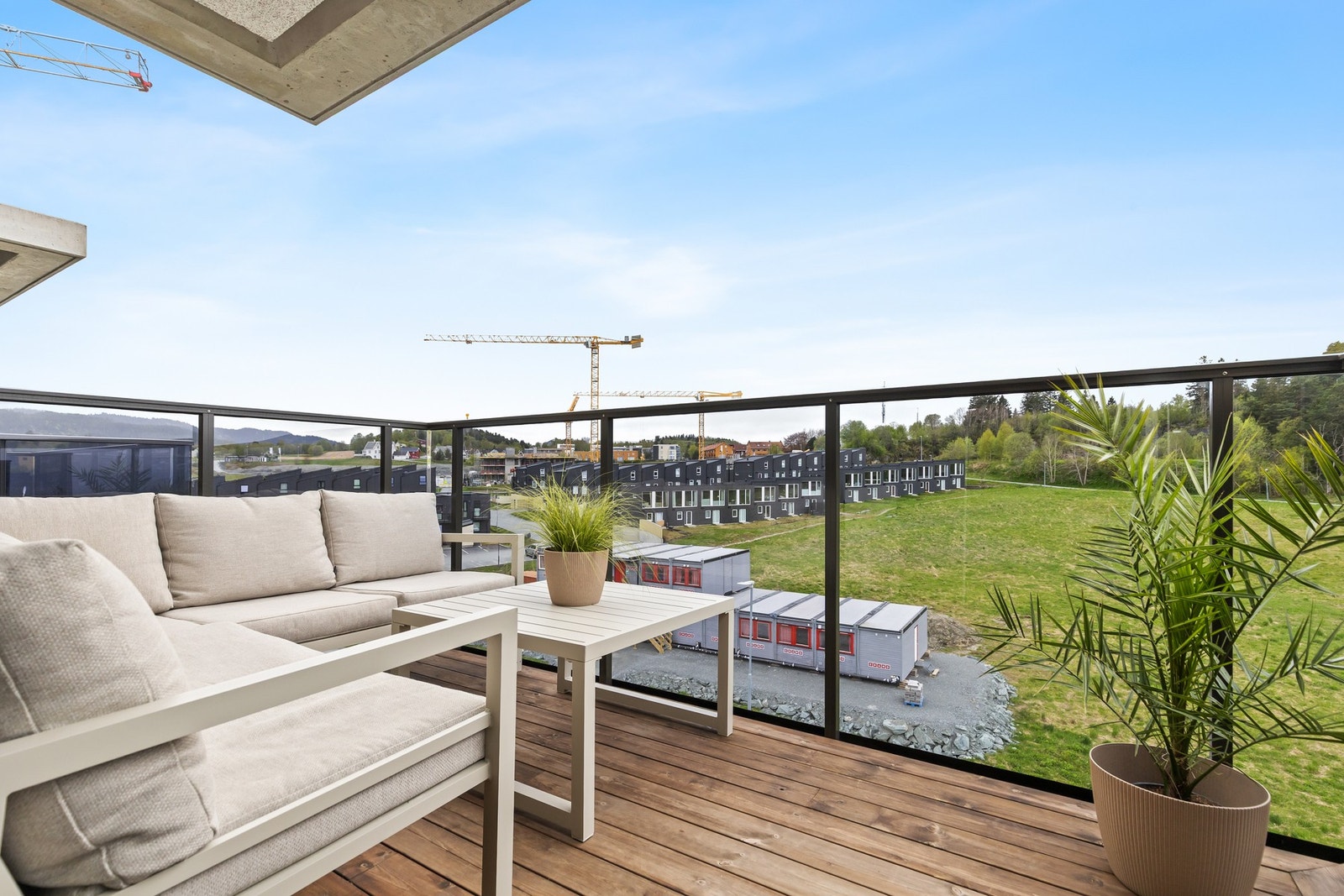 Balkongen er vestvendt og er på hele 7 kvm. Galleribilde