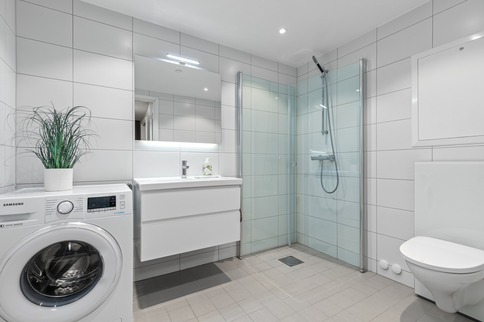 Lyst, flislagt bad på 5 kvm. Galleribilde