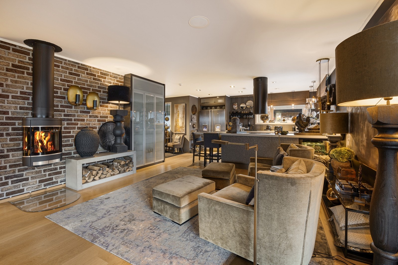 Like forbi kjøkkenet er det en koselig peisestue. Galleribilde