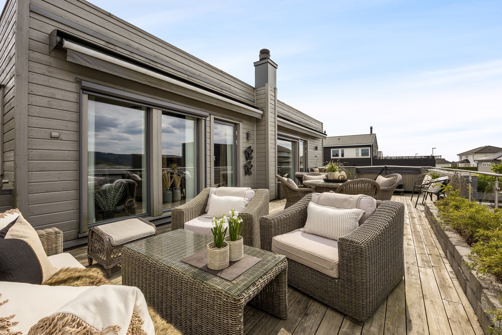 Ute på takterrassen kan sommeren nytes fult ut. Galleribilde