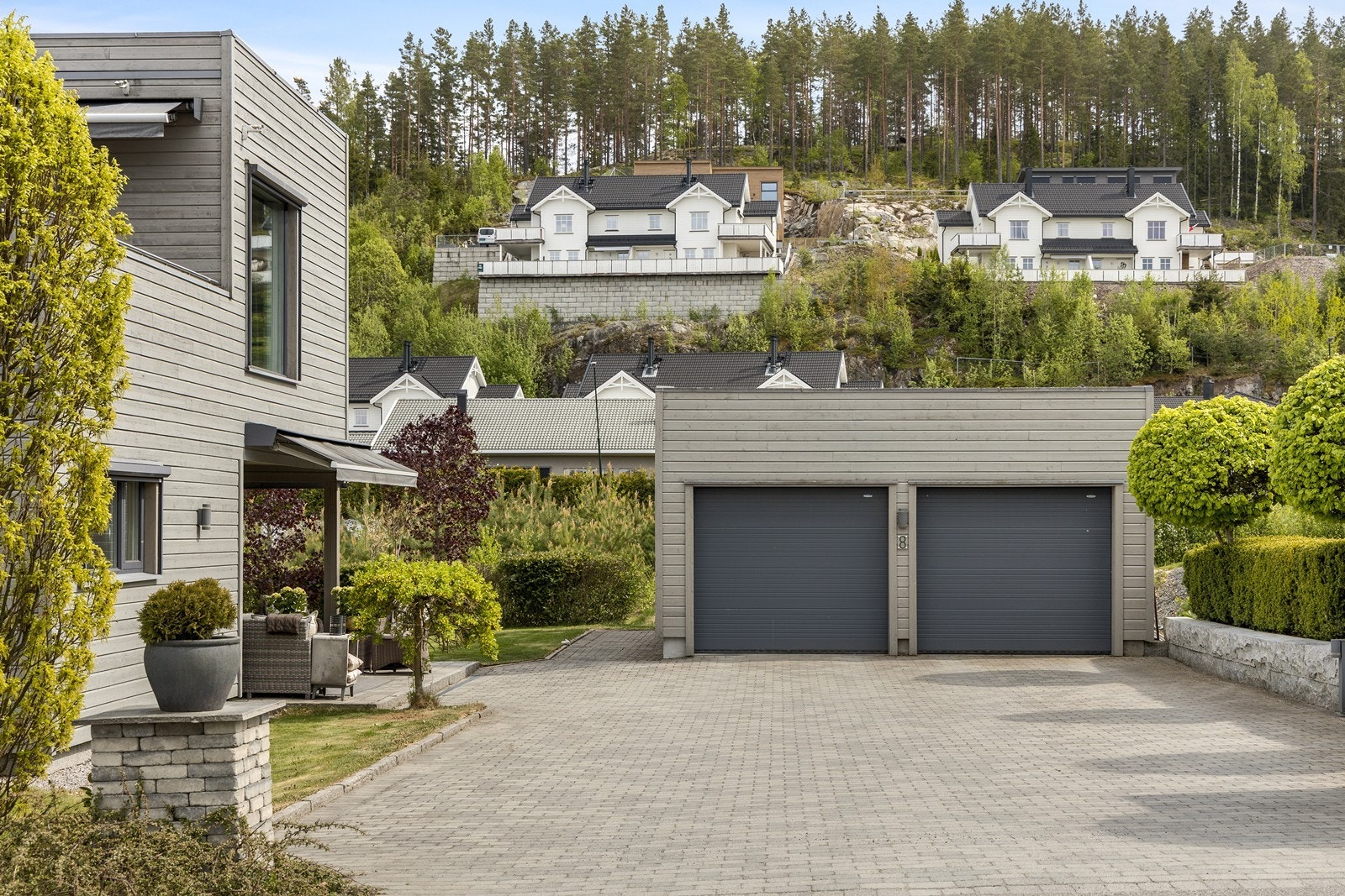 Det er en romslig garasje med to porter som gir god plass for parkering av bil. I tillegg er det biloppstillingsplass for flere biler i innkjørsel. Galleribilde