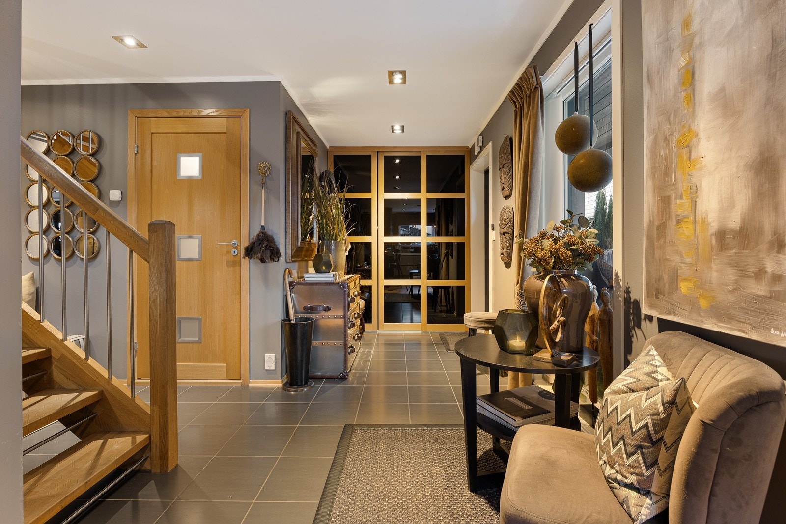 Entreen flyter videre over i en romslig hall. Langs veggen til høyre for entredøren er det en skyvedørsgarderobe for oppbevaring av yttertøy. Galleribilde