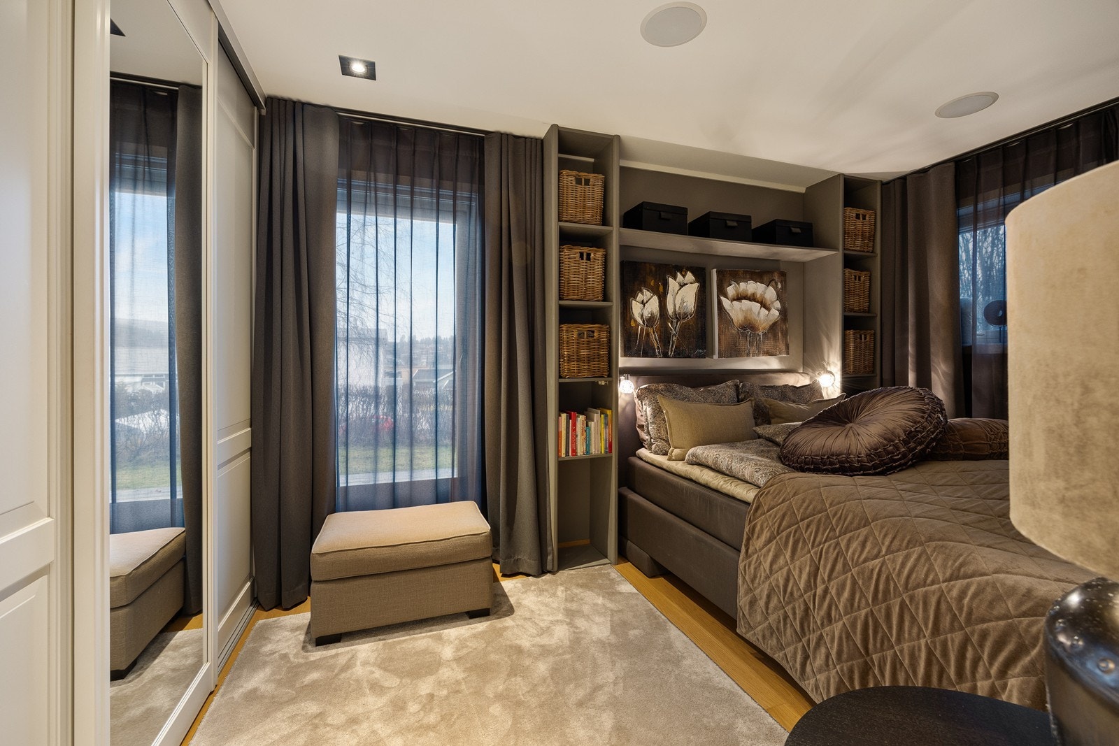 I første etasje er det et soverom av fin størrelse. Rommet har dør ut til terrasse og hage. Galleribilde