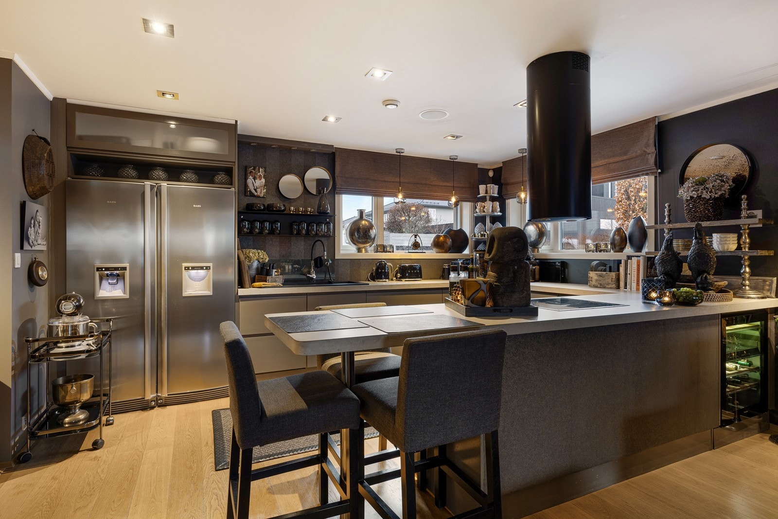 Kjøkkenet er er laget i en U form og en halvøy gir en herlig spiseplass, perfekt for hverdagsfrokosten. Det er også vinskap i halvøyen til kjøkkenet. Galleribilde