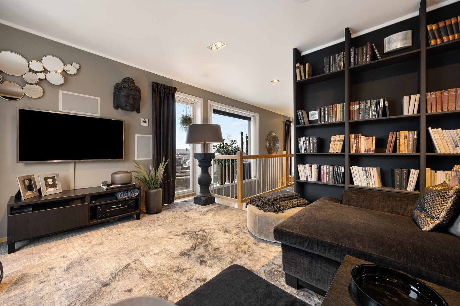 Det er adkomst ut til takterrassen fra både stuen oppe og fra soverom. Galleribilde